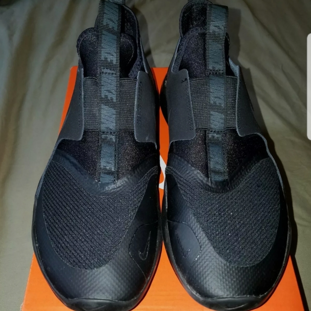 Nike flex runner black running shoes youth size 6.5 in excellent condition